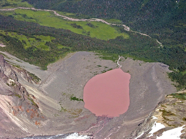 3. Hồ Dusty Rose, Canada: Hồ Dusty Rose nằm ở British Columbia, Canada và có những đặc tính kỳ lạ. Mặc dù hồ không có muối hay tảo, nhưng nước vẫn có màu hồng. Hồ có diện tích nhỏ và nước chảy từ khu vực đồi núi lân cận. Các nhà khoa học cho rằng, nước hồ có màu hồng là do chảy qua loại khoáng chất có thành phần độc đáo trong vùng.