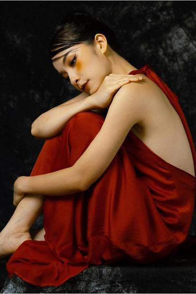 Vào vai một cô gái quê mùa nhưng ngoài đời Trần Vân lại sở hữu những shoot hình gợi cảm, nữ tính. Khó mà tìm thấy điểm chung giữa Trần Vân ngoài đời và Hoài Phố trong làng.