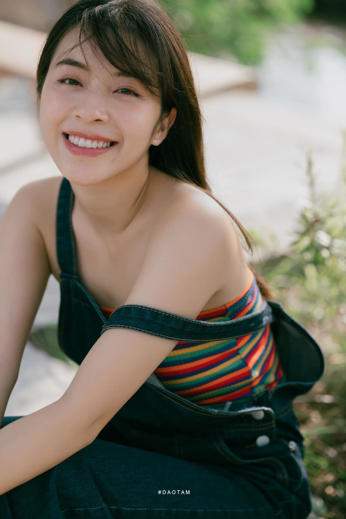 Không chỉ trở lại màn ảnh với vai Hoài của Phố trong làng, Trần Vân còn tham gia chương trình Cầu vồng tìm kiếm diễn viên 2021 đang phát sóng và là một trong những thí sinh nổi bật nhất.