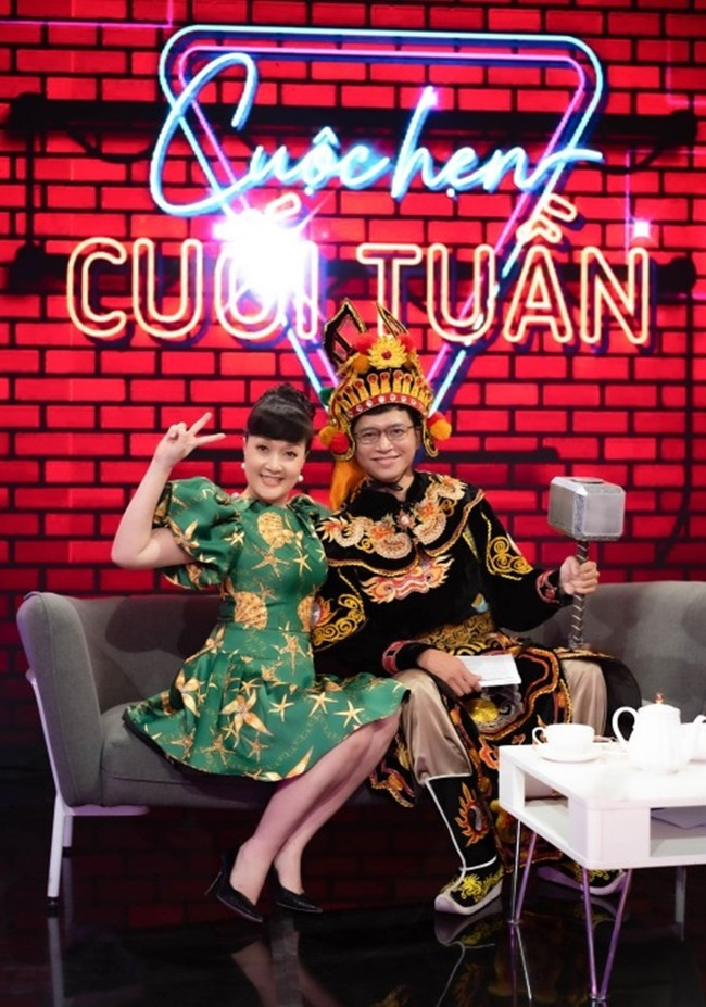 br/> Vân Dung tạo chọn chiếc váy xanh lá họa tiết sao biển khi tham gia một show truyền hình. Chi tiết tay bồng là điểm nhấn giúp “Táo Y tế” vừa sang trọng, vừa trẻ trung.