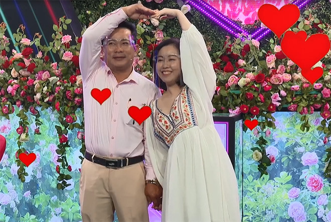 Sau khi cả hai nắm tay trao cái ôm nhẹ nhàng, cặp đôi gấp gáp bấm nút trao cơ hội hẹn hò trong niềm vui của ông bà mối.