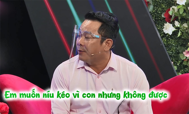 “Em có một mối tình bố mẹ kêu cưới luôn, khi em có con thì con theo mẹ. Cưới nhau được 12 năm, con em chuẩn bị vô đại học. Vì thương con nên em kéo dài, mất 4-5 năm ly thân. Người ta nghe lời mẹ và chị bên nước ngoài làm giấy tờ đi chơi thử, đi 6 tháng về nghe gia đình rồi chủ động chia tay. Em muốn níu kéo vì con nhưng không được”, ông bố một con thật thà.