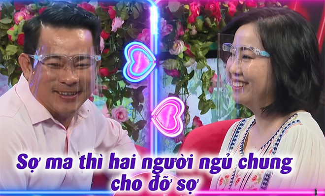 Tiếp đó, ông bố một con thật thà nói rằng: “Hiện anh ở riêng, tối ngủ một mình cũng buồn mà nhà to nên sợ ma. Nếu em cũng sợ ma thì hai người ngủ chung cho đỡ sợ”.