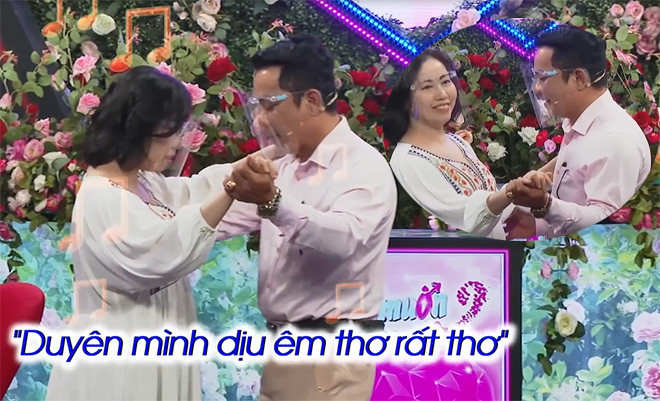 Mở rào gặp gỡ, cặp đôi như trúng tiếng sét ái tình đã quấn quýt không rời. Cả hai cùng hát và khiêu vũ đầy tình cảm nhận được sự ủng hộ nhiệt tình của khán giả trường quay.