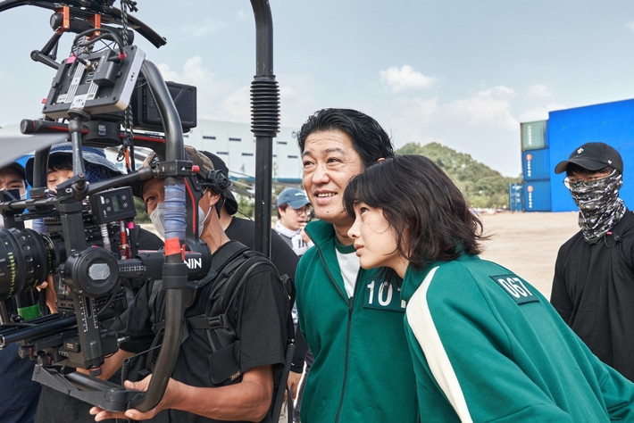 Jung Ho-yeon và Heo Sung-tae xem lại cảnh quay họ vừa thực hiện và có vẻ khá hài lòng.