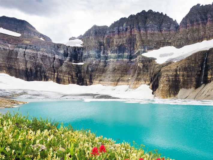 Vườn quốc gia Glacier là một phần của Waterton-Glacier, công viên hòa bình quốc tế đầu tiên trên thế giới. Tổ hợp công viên có diện tích lên tới 457.514 ha, trải dài từ Alberta (Canada) tới Montana (Mỹ), ra đời nhằm kỷ niệm tình hữu nghị giữa hai quốc gia Bắc Mỹ. Thời tiết ở vùng đất này rất thất thường, mức nhiệt độ chênh lệch trong 24 giờ cao nhất từng được ghi nhận lên tới 56 độ C (từ 7 độ C xuống âm 49 độ C) vào năm 1916. Điều này diễn ra do các luồng khí lạnh đối nghịch từ Bắc Cực và Thái Bình Dương gặp nhau.