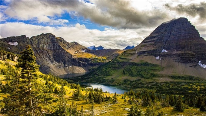 br/> Vườn quốc gia Glacier nằm ở phía bắc tiểu bang Montana (Mỹ), có biên giới với các tỉnh của Canada như British Columbia và Alberta. Vào tháng 5/1910, Tổng thống William Taft đã ký dự luật thành lập vườn quốc gia Glacier. Theo đó, đây là vườn quốc gia thứ 10 tại nước Mỹ, với diện tích khoảng 400.000 ha bao gồm 2 dãy núi, 130 hồ và sông băng màu ngọc lam...