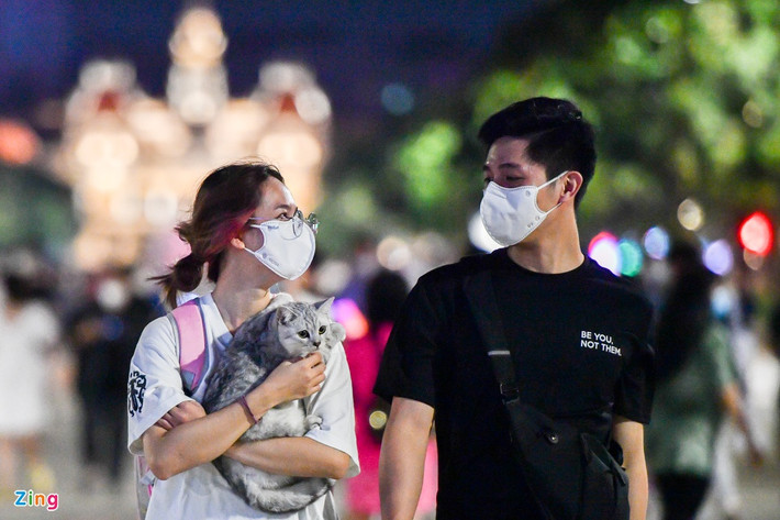 br/> Tú Anh và Đông (quận Phú Nhuận) tranh thủ ngày cuối tuần dẫn thú cưng đi dạo trên phố đi bộ Nguyễn Huệ. "Từ đợt dịch tháng 5 đến nay thì đây là lần đầu tiên mình quay lại Nguyễn Huệ. Không khí đông vui, nhộn nhịp như những ngày trước dịch vậy", Tú Anh chia sẻ.