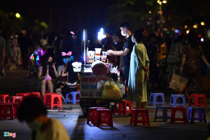 br/> Mặc dù bị cấm nhưng nhiều hàng rong, ăn vặt vẫn bày ghế buôn bán phía trong phố đi bộ Nguyễn Huệ.