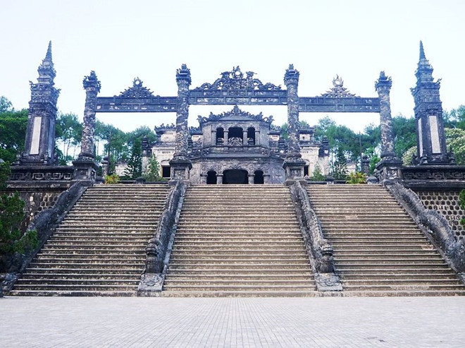 Theo sách "Chín đời chúa, mười ba đời vua triều Nguyễn", Khải Định được an táng ở Ứng Lăng, tọa lạc trên núi Châu Chữ, xã Thủy Bằng, huyện Hương Thủy, Thừa Thiên - Huế. Lăng được khởi công xây dựng năm 1920, phải tới 11 năm sau mới hoàn thành. Khải Định cho xây dựng lăng tẩm của mình rất công phu, tốn kém.