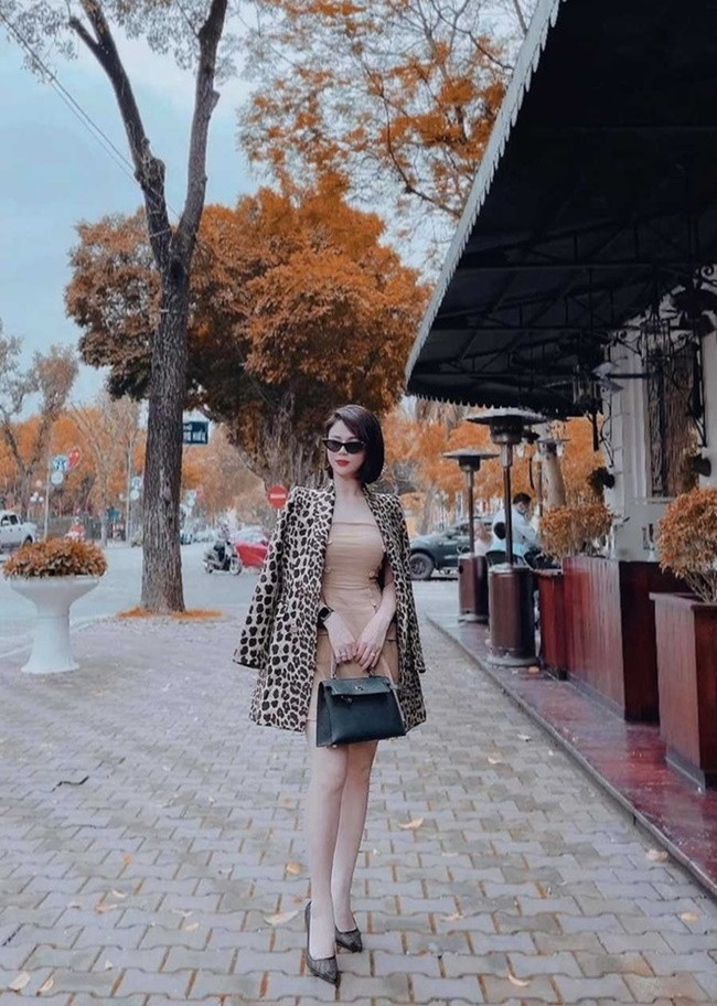 Trong những buổi hẹn ở những địa điểm sang trọng, bà mẹ một con thu hút ánh nhìn với phong cách thời trang sành điệu với những chiếc váy ôm eo, khoe khéo thân hình thon gọn của cô đi cùng với phụ kiện đắt tiền như túi xách và kính mát.