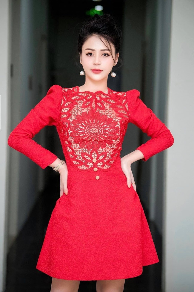 Những mẫu váy liền thanh lịch là item được cô diện với tần suất dày đặc. Những mẫu váy nhấn eo không những giúp cô tôn lên lợi thế về ngoại hình mà gợi vẻ trẻ trung, năng động.
