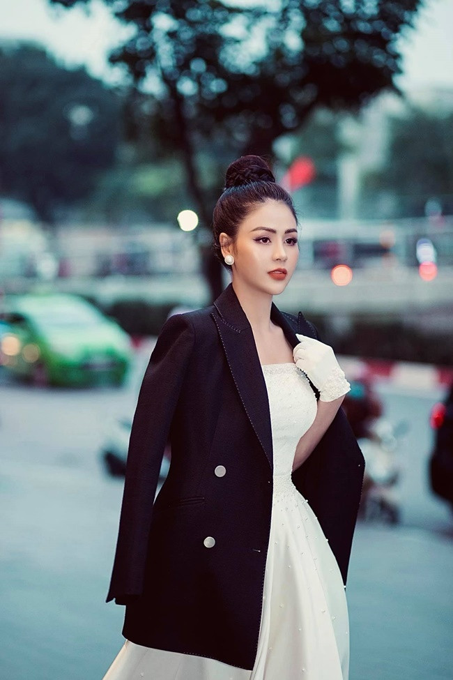 Trên phim giản dị, nhẹ nhàng, còn ngoài đời Lương Thu Trang thường chọn cho mình những chiếc váy quý phải, chuẩn lady.