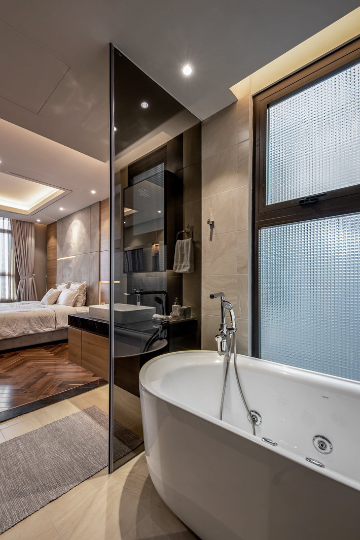 Toilet được trang bị bồn ngăn cách bằng kính. Khu vực lavabo thông với phòng ngủ.