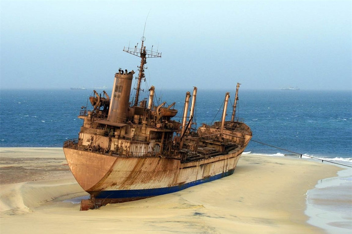 2. "Nghĩa địa" tàu Nouadhibou, Mauritania. Thành phố Nouadhibou là thành phố lớn thứ hai ở Mauritania và đóng vai trò là trung tâm thương mại của đất nước. Nơi đây nổi tiếng là nơi tọa lạc của một trong những nghĩa địa tàu lớn nhất thế giới. Hàng trăm con tàu rỉ sét có thể được nhìn thấy ở khắp nơi, trong nước và trên các bãi biển.