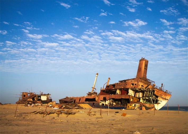 Nguyên nhân chính khiến tàu bè hỏng tập trung nhiều ở đây là các quan chức của cảng Mauritanian thường xuyên nhận hối lộ để cho phép chúng bị vứt lại. Hiện tượng này bắt đầu từ thập niên 80 sau khi chính quyền Mauritania tiến hành quốc hữu hóa ngành ngư nghiệp, khiến những con tàu không mang lại kinh tế bị bỏ hoang.