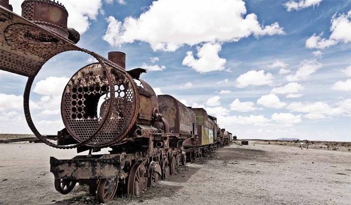 3. "Nghĩa địa" tàu hỏa ở Uyuni, Bolivia. 8.000 đầu tàu đã qua sử dụng được tập kết tại Bolivia, đa phần chúng là loại vận hành bằng động cơ hơi nước, ra đời từ cuối thế kỷ 19.