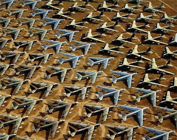 1. "Nghĩa địa" máy bay Boneyard, Mỹ. Trung tâm bảo trì hàng không The Boneyard của Mỹ là nơi lưu giữ hơn 4.000 phi cơ và được coi là nghĩa địa máy bay lớn nhất thế giới.