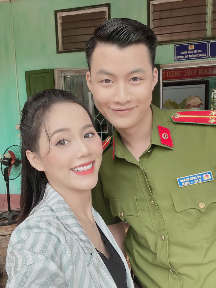 Phố trong làng, bộ phim phát sóng giờ vàng đang chiếm được cảm tình của nhiều khán giả với câu chuyện về các anh công an ở xã Tân Xuân. Ở hậu trường, các diễn viên Anh Tuấn, Duy Khánh vui vẻ chụp hình cùng Trần Vân, Minh Thu và Lệ Quyên.