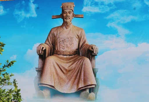 Nguyễn Hữu Dật có nhiều con, nổi tiếng nhất là Nguyễn Hữu Hào, Nguyễn Hữu Dũng và Nguyễn Hữu Kính (Nguyễn Hữu Cảnh), cùng nối chí ông làm võ tướng phò chúa Nguyễn. Cả ba người đều có công mở mang lãnh thổ về phía Nam. Trong đó, Nguyễn Hữu Cảnh là vị tướng khai khẩn vùng đất Đồng Nai ngày nay.