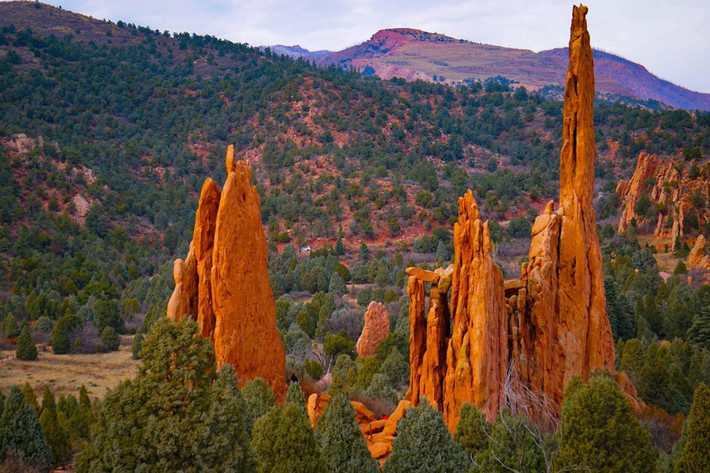 br/> Những khối sa thạch đỏ rực của Garden of the Gods được tạo thành do biến động địa chất dọc theo đứt gãy trong vỏ Trái Đất 300 triệu năm trước. Nhiều bằng chứng khảo cổ cho thấy tộc người da đỏ đã đặt chân đến vùng đất này cách đây khoảng 2.300 năm. Họ sống trong các hang động, tìm kiếm thức ăn bằng cách hái lượm và săn bắt động vật hoang dã. Ảnh: 5280 Magazine.