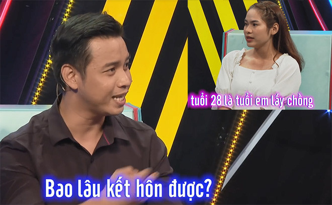Mở cửa trái tim cùng nhau trò chuyện, cô nàng mộng mơ 23 tuổi có quan điểm lấy chồng năm 28 tuổi và muốn quen một người bạn trai đến lúc đó. “Thầy bói nói với em, năm 24 tuổi em có thể lấy chồng nhưng sẽ lấy hai đời chồng và em không muốn nên tuổi 28 là tuổi em lấy chồng”, Phương Uyên giải thích.
