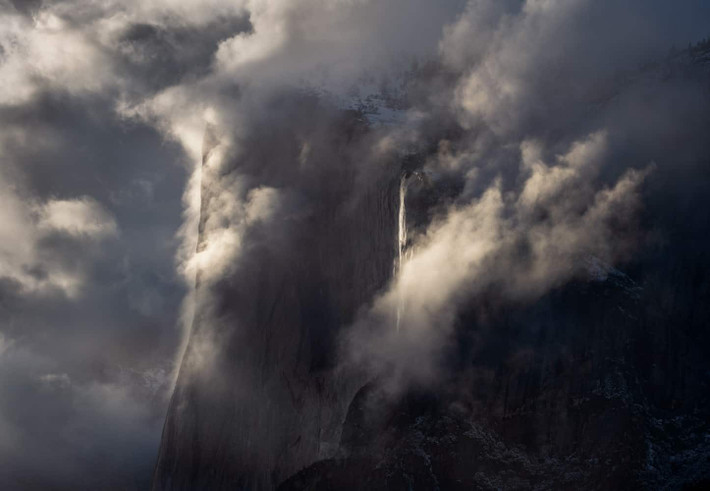 Cảnh quan hùng vĩ của dãy núi đá này được chụp ở Yosemite, California, đã giành vị trí thứ nhất hạng mục Cảnh quan lớn. Nhiếp ảnh gia Michael Frye (Mỹ) cho biết anh đã sống ở Yosemite 35 năm, vì vậy mới có thể tường tận hết mọi ngóc ngách, thời gian, ánh sáng trong khu vực để ghi lại hình ảnh đẹp nhất.