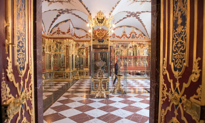 Phòng Ngọc tại Green Vault ở thành phố Dresden. Grüne Gewölbe (hay Green Vault) đã bị tước đi hàng trăm cổ vật, sau khi những tên trộm phóng hỏa vào sáng 25/11 dẫn đến sự cố về nguồn điện và ngắt báo động an ninh. Cảnh sát gọi cuộc đột nhập là vụ trộm mỹ thuật lớn nhất trong lịch sử hậu chiến. Ảnh: AFP/Getty.