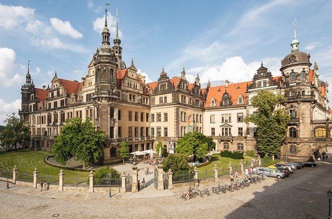 Lâu đài Dresden là cung điện kết hợp phong cách Baroque, Phục hưng và cổ điển. Ngày nay, nó là tổ hợp các bảo tàng lớn, bao gồm Green Vault. Bộ sưu tập nằm trong Green Vault (Hầm Xanh) được lập ra bởi Augustus the Strong, người trị vì Saxony. Ông đã biến Dresden thành trung tâm nghệ thuật lớn, mời các nhà điêu khắc, thợ kim hoàn và họa sĩ tài năng đến trang trí các phòng để trưng bày các báu vật. Ảnh:Staatliche Kunstsammlungen Dresden.