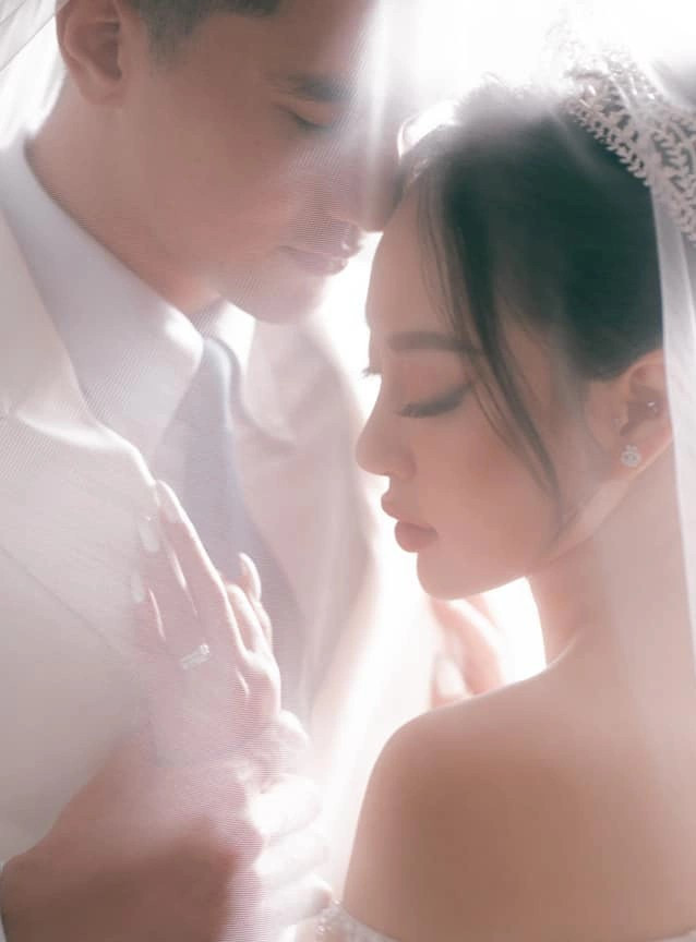 Văn Đại và Thùy Dương quen nhau từ năm 2019. Ba năm trôi qua là đủ để cả 2 thấu hiểu và chia sẻ với những những khó khăn. Thùy Dương từng có ý định đi du học, nhưng gác lại vì nhiều lý do. Cô đồng ý làm vợ chàng cầu thủ tuyển Việt Nam.