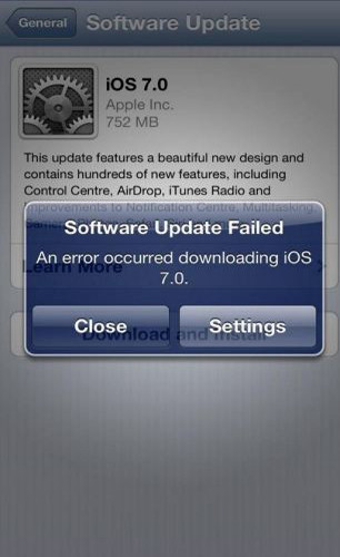 Tải iOS 7 gặp lỗi. Hàng loạt các tin nhắn báo lỗi của người dùng sản phẩm Apple đã được gửi tới hãng này khi hệ điều hành iOS 7 bản cập nhật đã không thể tải về thành công được.