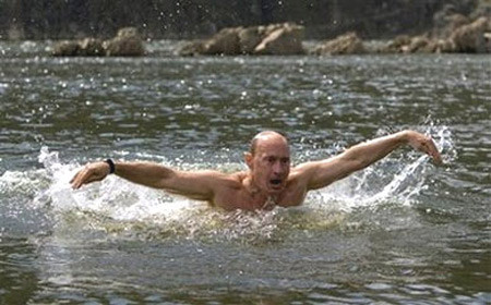 Hình ảnh Tổng thống Putin với thân hình cường tráng và cơ bắp cuồn cuộn bơi trên sông Siberia mùa hè năm 2009.