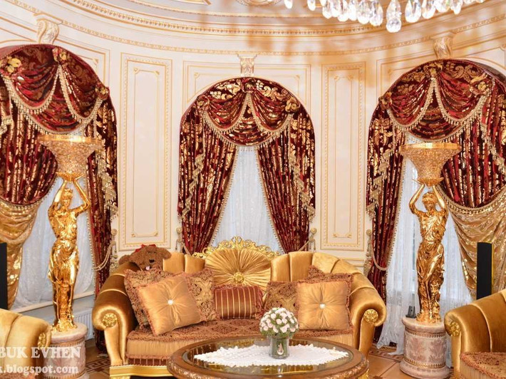 Phòng khách sang trọng của ông Pshonka. lấy gam màu vàng quyền quý làm chủ đạo.