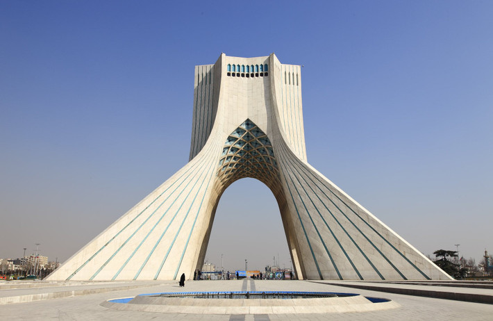 Tháp Azadi (tên gọi trước đây là Shahyad) là di tích nằm trên quảng trường Azadi ở Tehran. Tháp cao khoảng 45 m và được ốp hoàn toàn bằng đá cẩm thạch cắt. Công trình được vị Shah cuối cùng của Iran Mohammad Reza Pahlavi ủy quyền xây dựng để đánh dấu kỷ niệm 2.500 năm thành lập Đế quốc Ba Tư. Tháp Azadi được hoàn thành vào năm 1971. Tên gọi "Azadi" có nghĩa là "tự do" trong tiếng Farsi. Ảnh: InterPore.