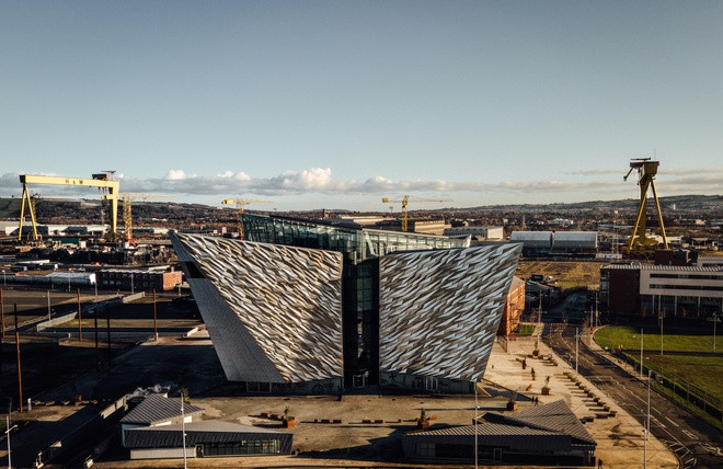 br/> Belfast, Bắc Ireland, Vương quốc Anh, là nơi sản xuất ra tàu Titanic huyền thoại. Năm 1912, trong hành trình vượt biển đầu tiên, Titanic đã vĩnh viễn nằm lại dưới đáy Đại Tây Dương sâu thẳm. Bảo tàng Titanic Belfast với 6 tầng, 10 phòng trưng bày nghệ thuật cho du khách cơ hội khám phá những cảnh quan, câu chuyện và bí mật về con tàu nổi tiếng này.