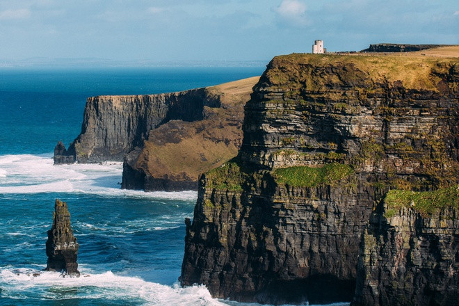 br/> Vách đá Moher vốn nằm sâu dưới đáy biển, tuy nhiên quá trình dịch chuyển lớp vỏ Trái Đất cách đây 300 triệu năm đã đẩy phần lãnh thổ nhô lên tạo ra kỳ quan thiên nhiên ngày nay. Trải dài 8 km men theo bờ Đại Tây Dương, đây là địa điểm hút du khách đến Ireland, còn có tên gọi là vách đá Bồ Công Anh vì tập trung loài hoa vàng nở rực.