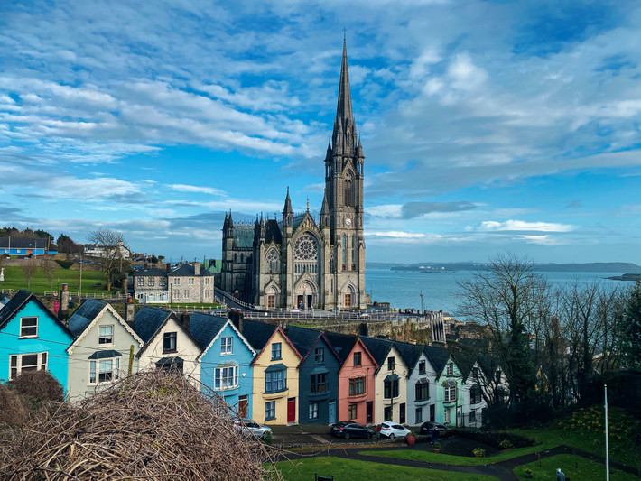 Rắn không tồn tại ở Ireland. Trước đây, toàn bộ lãnh thổ quốc gia Bắc Âu chìm hoàn toàn dưới nước, sau đó bị biển cô lập nên loài rắn không thể di cư đến đây. Du khách có thể thoải mái rong chơi khắp nơi ở Ireland mà không sợ bắt gặp loài bò sát đáng sợ này.
