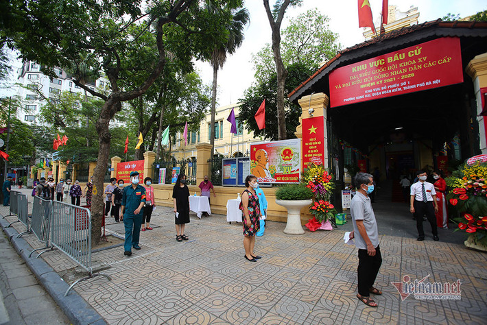 Tại phường Trần Hưng Đạo (Hoàn Kiếm), người dân nghiên cứu khá kỹ ứng viên trước khi bỏ phiếu.