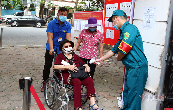 Trong ngày bầu cử 23/5, hơn 5 triệu cử tri Hà Nội được thực hiện quyền bầu cử đại biểu Quốc hội khóa XV và đại biểu HĐND các cấp nhiệm kỳ 2021-2026. Tại khu vực bỏ phiếu phường Trần Hưng Đạo (Hoàn Kiếm), dù tuổi cao, cử tri Nguyễn Thị Minh Nguyệt (85 tuổi) vẫn đi xe lăn đến điểm bỏ phiếu. (Cử tri Nguyễn Thị Minh Nguyệt đi bỏ phiếu)