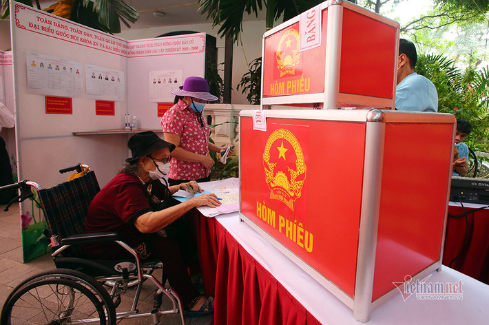 Cụ bà thực hiện quyền công dân thiêng liêng