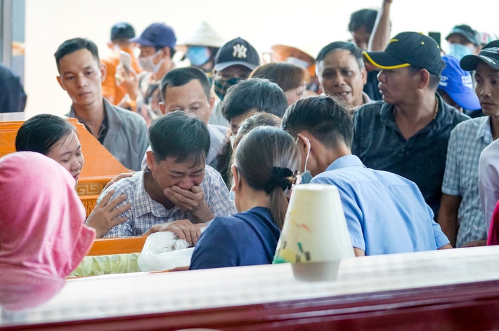 Cơ sở mai táng trên đường Lê Văn Thịnh chiều 30/3 chìm trong không khí tang thương. Họ hàng nạn nhân bật khóc nức nở nhìn mặt người thân lần cuối. "Tại sao ông trời trút tai họa xuống gia đình em tôi như vậy, con Loan và các cháu có lỗi gì đâu chứ", một người nói trong nước mắt.