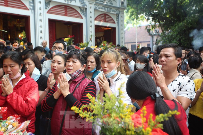 ##s###Khoảng sân trong Phủ Tây Hồ ken đặc người.