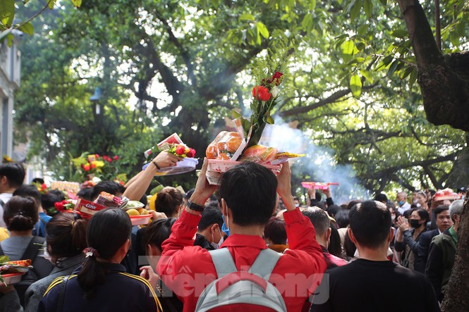 ##s###Trưa cùng ngày, khu vực xung quanh Phủ Tây Hồ xuất hiện hiện tượng ùn ứ kéo dài từ cổng.