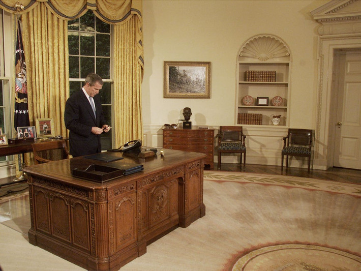 Khi ông Trump bài trí lại phòng làm việc của mình, tờ Huffington Post từng chỉ ra những điểm tương đồng với diện mạo Phòng Bầu dục lúc cựu Tổng thống George W. Bush còn đương nhiệm. Trong 8 năm Bush “con” làm chủ Nhà Trắng, nơi làm việc của người đứng đầu nước Mỹ có tông màu trung tính chủ đạo, với nền tường màu kem, rèm cửa màu vàng và thảm trải sàn in họa tiết tia nắng mặt trời.