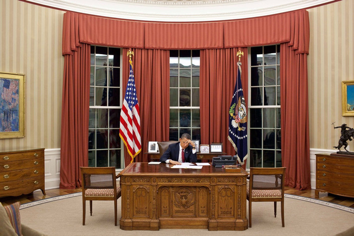 br/> Ông Barack Obama thay đổi thiết kế Phòng Bầu dục bằng giấy dán tường kẻ sọc hai màu nâu nhạt, be và rèm cửa màu nâu đỏ. Hai bước tượng của cố Tổng thống Abraham Lincoln và mục sư Martin Luther King lấp vào chỗ trống tượng cựu Thủ tướng Churchill. Trên nền nhà, thảm trải sàn màu be in những câu cách ngôn của các đời tổng thống đi trước.
