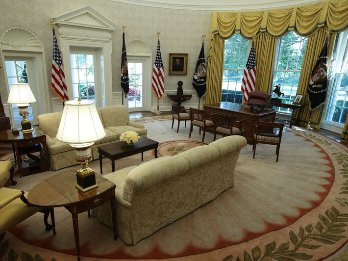 Trang trí lại Nhà Trắng theo ý mình từng khiến ông Trump vấp phải sự giận dữ và phản đối của nhiều người dân Mỹ. NBC News đưa tin vào năm 2017, tổng thống dành đến 1,75 triệu USD - con số gấp 17 lần mức chính phủ trợ cấp - để mua nội thất mới, dán tường và bàn làm việc. Trước đó, cựu Tổng thống Barack Obama đã không nhận quyền lợi này mà dùng tiền riêng.