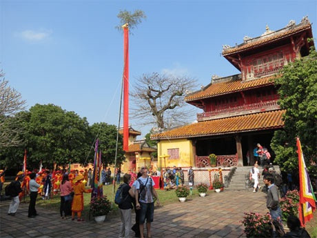 Theo sách “Lễ tết ăn chơi trong cung Nguyễn”, ngay từ thời phong kiến, tục dựng cây nêu đã ra đời ở nước ta. Dưới thời Nguyễn, cây nêu được dựng đầu tiên trong Hoàng thành. Chỉ khi nào cây nêu ở Tử Cấm thành được dựng lên, dân chúng mới dựng nêu, báo hiệu lễ tết bắt đầu.