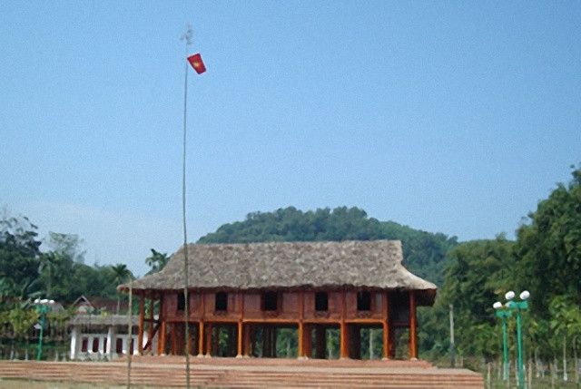 Ngoài người Kinh, người Mường và Mông cũng có tục trồng cây nêu vào mỗi dịp Tết Nguyên Đán. Người Mường trồng cây nêu vào 28 Tết. Người Mông trồng cây nêu vào khoảng mùng 3-5 Tết. Người Sán Dìu cũng trồng cây nêu nhưng vào mỗi dịp đại lễ mùa màng.