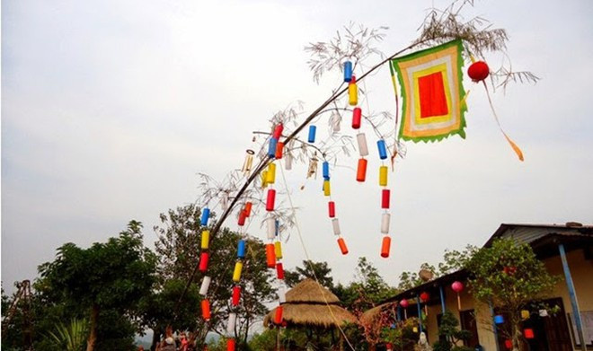 Cây nêu được làm từ tre, trúc, bương, lồ ô, có chiều dài vào khoảng 5-6 m, chặt sạch lá, chỉ để lại trên ngọn nhánh lá. Trong phong tục dân gian của người Việt, cây nêu được dựng trước sân nhà vào 23 tháng Chạp - ngày cúng ông Công, ông Táo.