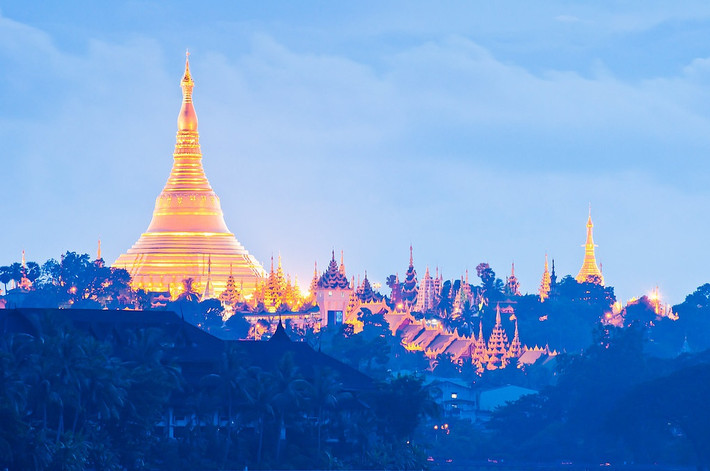 Chùa Shwedagon nằm trên đồi Singuttara ở trung tâm Yangon, thành phố lớn nhất Myanmar. Ngôi chùa 2.500 năm tuổi này là một trong những công trình tôn giáo đẹp nhất, mang tính biểu tượng nhất của đất nước. Ảnh: Jingphaw.